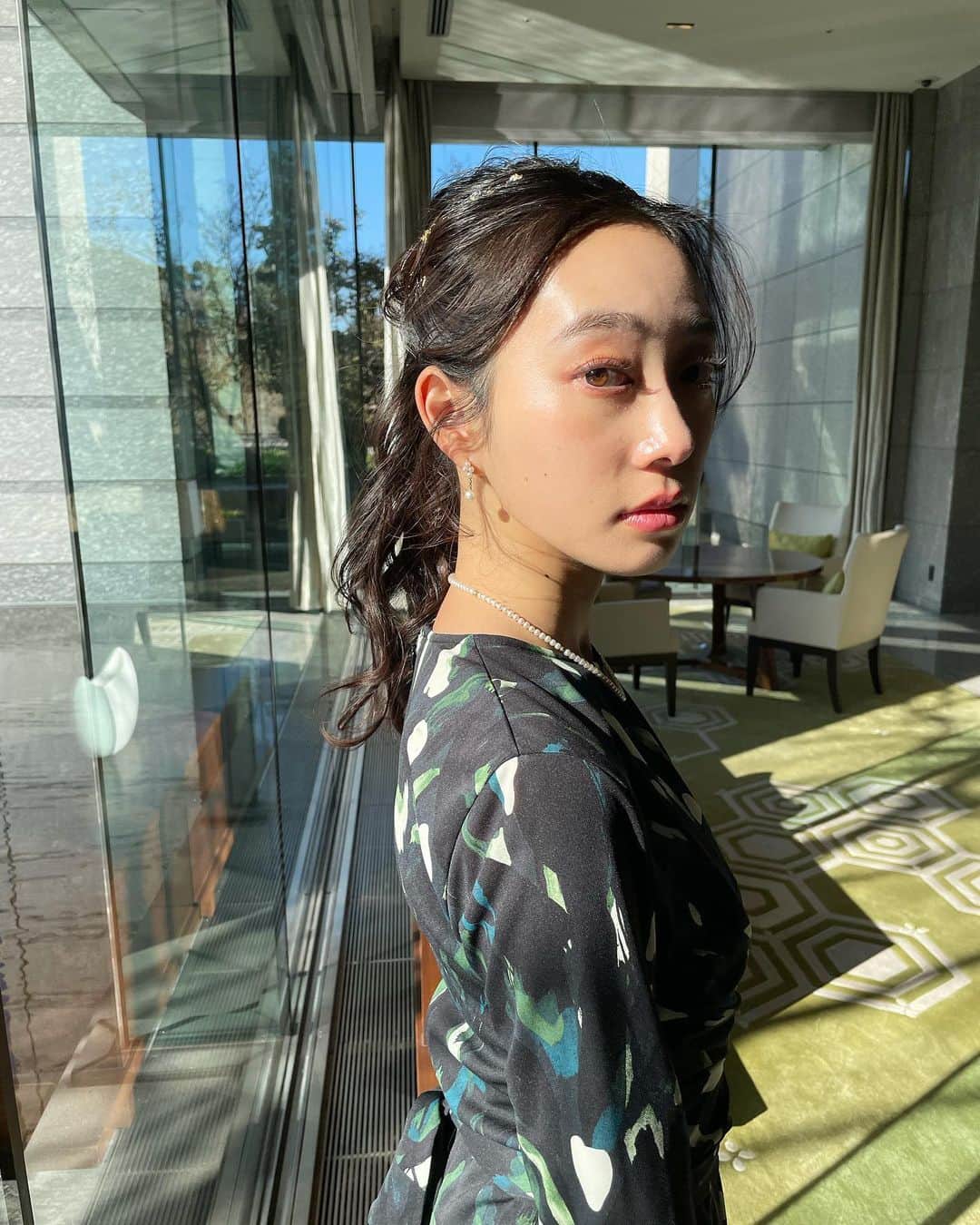 久保りさのインスタグラム：「At the wedding party💐  年始に参加したウェディングのヘアメイク by @cura_kahoarakawa  かほちゃん早朝から本当にありがとう🥹🫶🏻  ドレスがシンプルだったので、ヘアメイクでバランスを取ってもらいました◎  最近は、友達の結婚式や出産が増えてきて、嬉しいこと続き🍀 2023年もよろしくお願いします✨(おそっ！)」