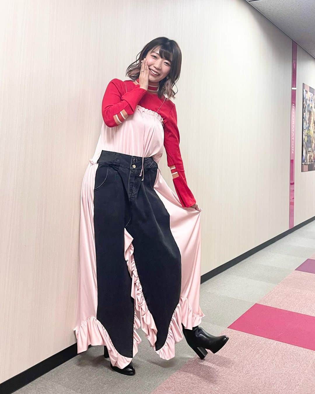 ぱいぱいでか美のインスタグラム：「酒のツマミになる話🍻❣️ . 昨夜放送でしたー！ 衣装はお酒で顔が赤くなっても顔が明るく見えそうな パキッとしたお色味にしました❤️ ぱっと見パンツスタイルに見えるワンピースめちゃくちゃ可愛い🫶🏻 初出演楽しかったですー！ 反響もたくさん！ありがとうございます🙇🏻‍♀️ 見逃した方はTVerでご覧ください！ 一番最後に配信限定で楽屋の様子も🥴 ちょこちょこ呟かれてたけど背中のタグは そういうお洒落なやつですよ！ Instagramのあなたたちは理解してくれると信じてます！笑 . #人志松本の酒のツマミになる話 #酒のツマミになる話 #RBTXO #heki #DIANA #ooval #でか美衣装 #でか美ちゃん」