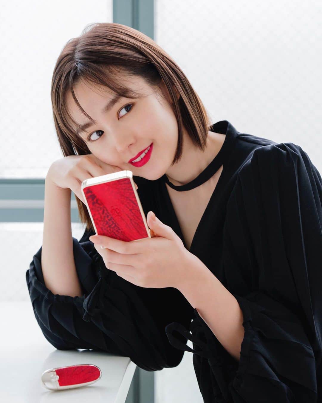 のインスタグラム：「@guerlain のレッドオーキッドコレクション💄 世界で初めてリップスティックを作ったゲラン。その色は赤だそう。 ゲランは長い歴史の中で赤色を大切にし続けていると聞き、私も特別な時には赤リップを纏いたいな🥺 #ゲラン #ルージュジェ」