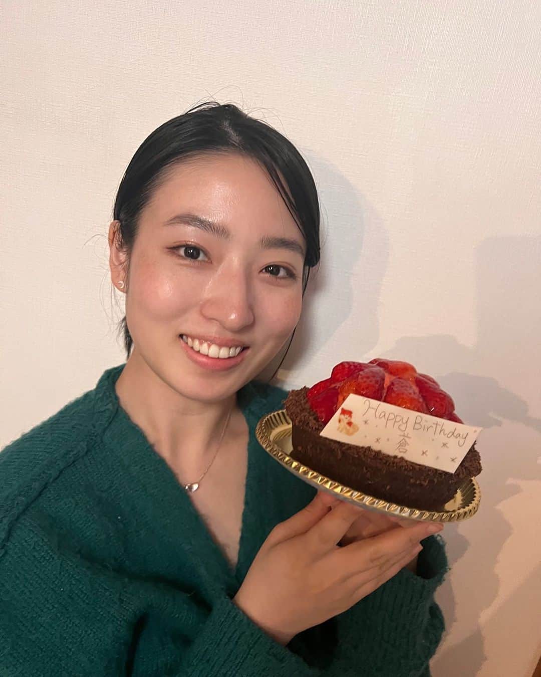 AO のインスタグラム：「無事24歳になりました🎂 お祝いメッセージいただくたびに、人の記憶に残ってるの嬉しいなあって思う ありがとうございます。 良い年にします🫡 #24歳」