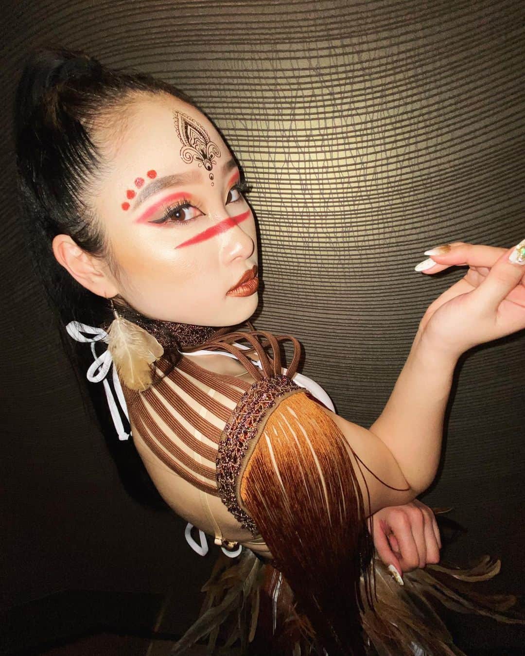 Ayanaさんのインスタグラム写真 - (AyanaInstagram)「_  🪶⚜️🪶🔱🪶🔱  #vogue#voguing#voguer#makeup #stagecostume#longhair#asiangirl」1月21日 22時00分 - ananay__a