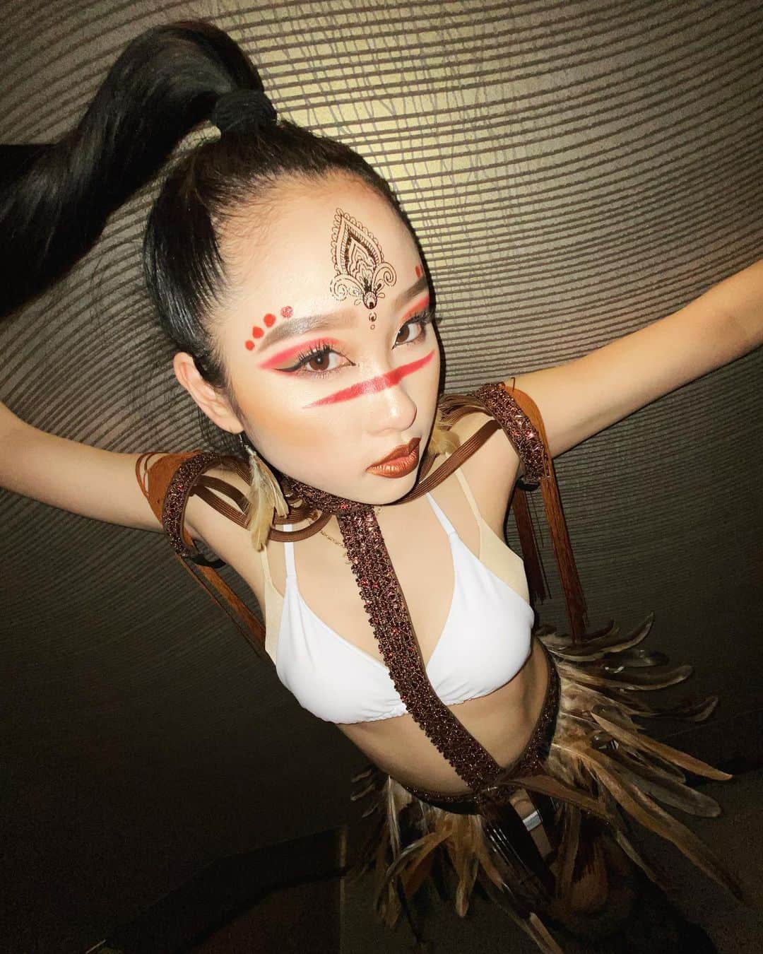 Ayanaのインスタグラム：「_  🪶⚜️🪶🔱🪶🔱  #vogue#voguing#voguer#makeup #stagecostume#longhair#asiangirl」