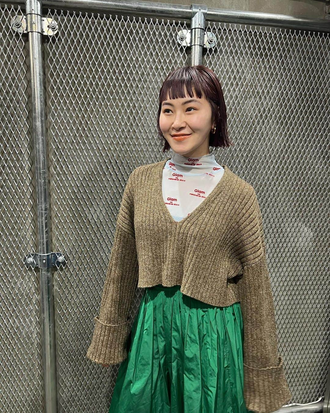 村上佳菜子のインスタグラム：「🌻🌻🌻 初めてお邪魔したヘアサロンで 初めてお任せヘアでオーダーしたら 最強すぎた🫶🏻🌻❤️  オン眉なんて多分幼稚園ぶりだし この絶妙なカラーもたまんない！  次回のカラーももう決まってるって！ 最高❤️  やっぱり、選手の時から 自称世界で1番髪型変えてる人 だと思うわけ😂😂私ってば😂😂  でも、楽しまなきゃ〜 . . . @spec_301  @fuku_703  #ヘアカラー #オン眉」