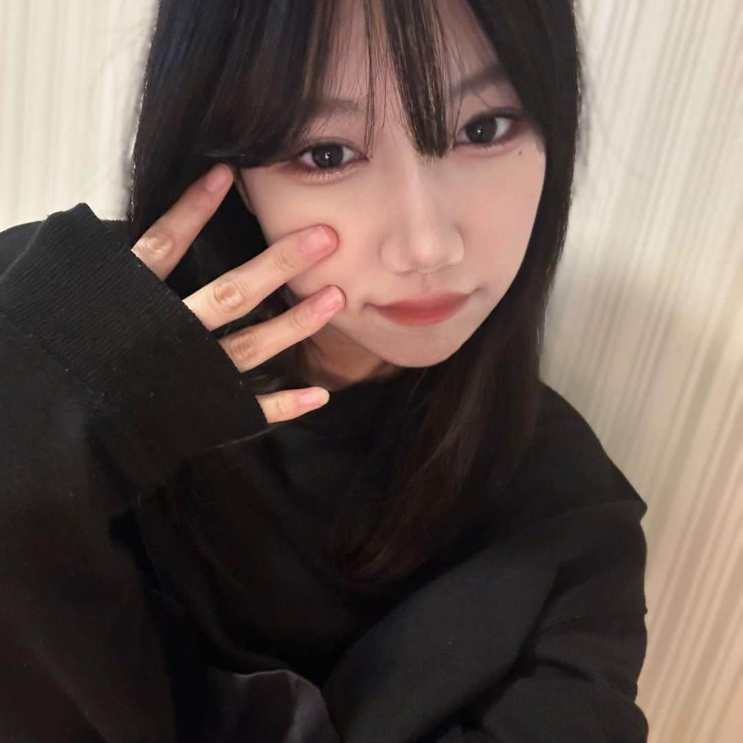 原田まゆのインスタグラム：「. 静電気溜まりまくって髪の毛から放電してる #自撮り #일본 #좋아요#좋아요#셀카#ブラック#黒コーデ#黒髪#黒髪ミディアム」