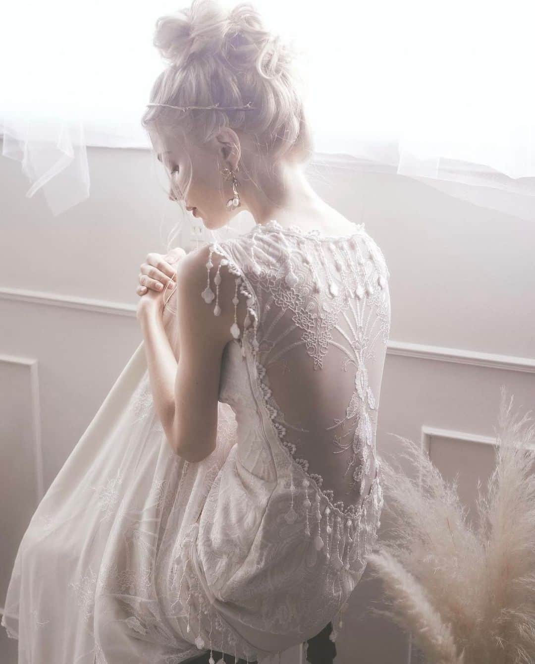 リリ・ヨハンソンのインスタグラム：「I miss having a functioning and pain free body. I miss living a vertical life.⁣ ⁣ Going from complete freedom to trapped in a body in indescribable pain and disability is a nightmare I could never ever have imagined.⁣ ⁣ Before being injured I never had a headache or back pain in my life. I did yoga every day. Now my legs and feet go numb, horrific nerve pain, it feels like my legs are in a meat grinder. Like someone is sawing into my spine constantly. Like burning coal has been shoved inside my back and tailbone. I can’t bend my back, I can’t stretch my legs, I can’t sit up, can’t stand. I lay on my sides 24/7, I need help to wash and eat. It’s a horrific nightmare that’s been going on for too long. ⁣ ⁣ My last moment of comfort was 22nd April 2022 💔」