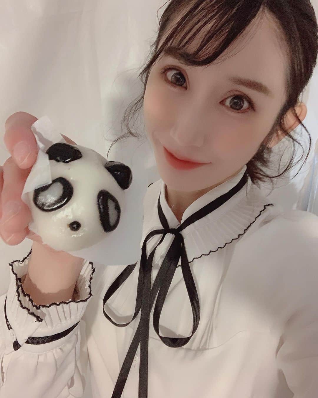 小原春香のインスタグラム：「ウエノデ・パンダ春節祭🐼 #アイドル万博2023   最高でした🤍  いつも心強いファンのみんな 10年以上ぶりに会いに来てくれた方 初めて見てファンになりましたって方 までいて😭  こんな幸せな時間なのかーと改めて幸せで心ぽっかぽか幸せいっぱいだよ🤍 これからもよろしくね💋」