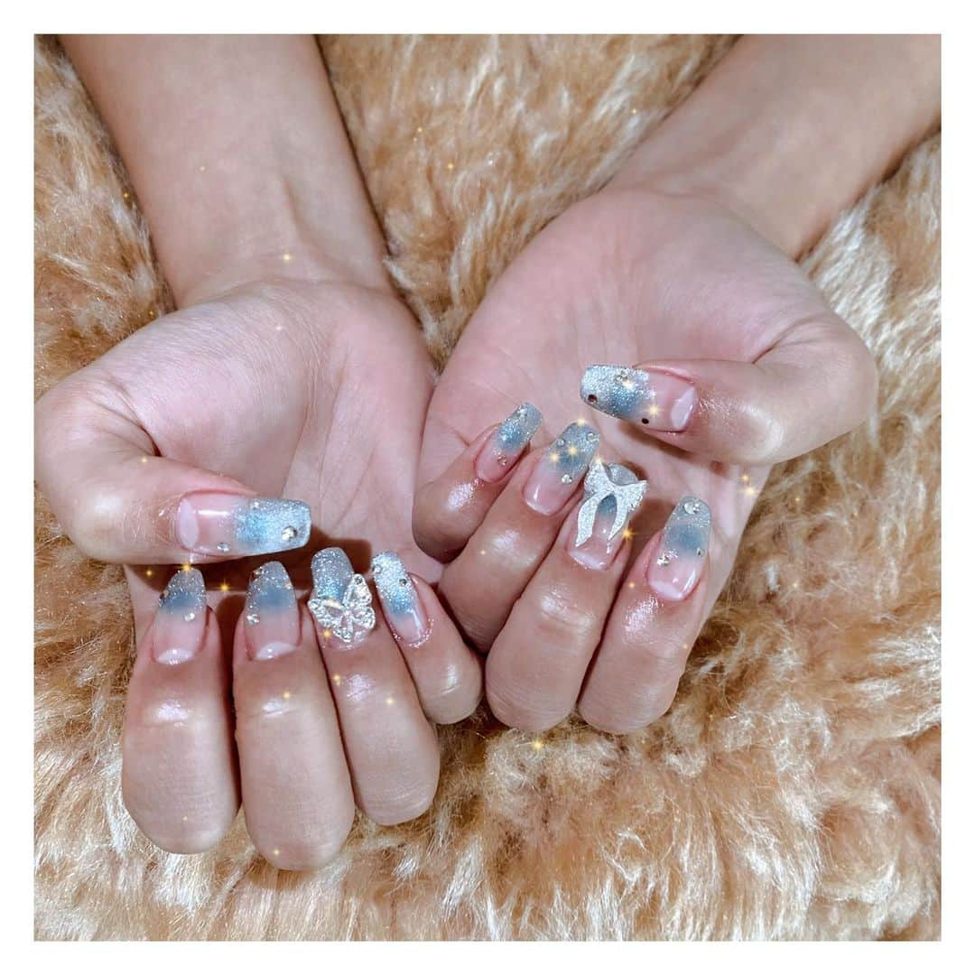 石垣千菜美のインスタグラム：「ちゅるん系ネイル💅💙 初の青系だと思ってるネイル✨ らしくないネイルしてみたけど、どおですか😂  いつもありがとう♡ @11kaiju_nail11   ご予約はDMでっ😎」