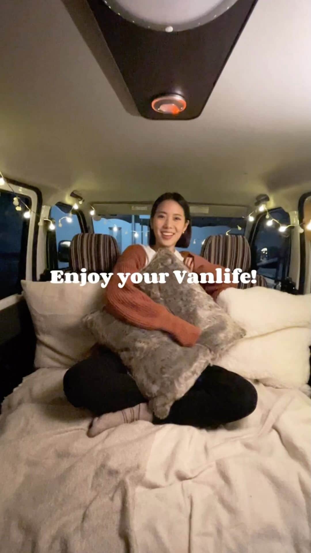 のインスタグラム：「今回レンタルしたのは「アルトピアーノ」という車🚐✨ 車内はこんなに機能が充実しているのに、大きすぎないから日帰りバンライフにもってこいな一台でした😍  ▶︎基本情報 乗車人数：5人乗り 就寝人数：2人 燃料：ガソリン サイズ：約4m、幅約1.6m、高さ約1.9m  この日帰りバンライフにぴったりな「アルトピアーノ」はCarstay @carstay_vanlifejapan でレンタルすることができます！ご予約は、以下のリンクから！  https://carstay.jp/ja/cars/63257ca8ead4d4fbd8348e55/  リンク先にうまく飛べない場合は、私 @may_miyamoto_ にDMくださればリンクをお送りいたしますので、お気軽にご連絡ください😊  ところで最近気がついたのですが、車内にいるだけでなぜか楽しくなっちゃうのはなぜだろう…どなたかこの感覚分かる方いますか？😂」