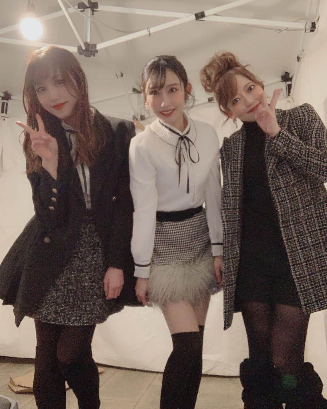 小原春香のインスタグラム：「新年　初LIVEでした🤍  これからも 二人といつまで経ってもふら〜っとファンの方が会いに来れれる場所を守り続けれたら嬉しいなぁ🤍  だって、今日は 10年ぶりに来てくれた方が、何人もいたんだもん😭お顔見ただけで、泣ける🤍くらい嬉しい🤍  また再会できて幸せ🤍  いつも安定のファンのみんなはパワーをくれる、お顔みれば心が強くステージに立てることができる🤍  初めましてで、ファンになりました！の言葉は何より嬉しいお言葉だった🤍  そう、私は幸せだよぉ🤍」