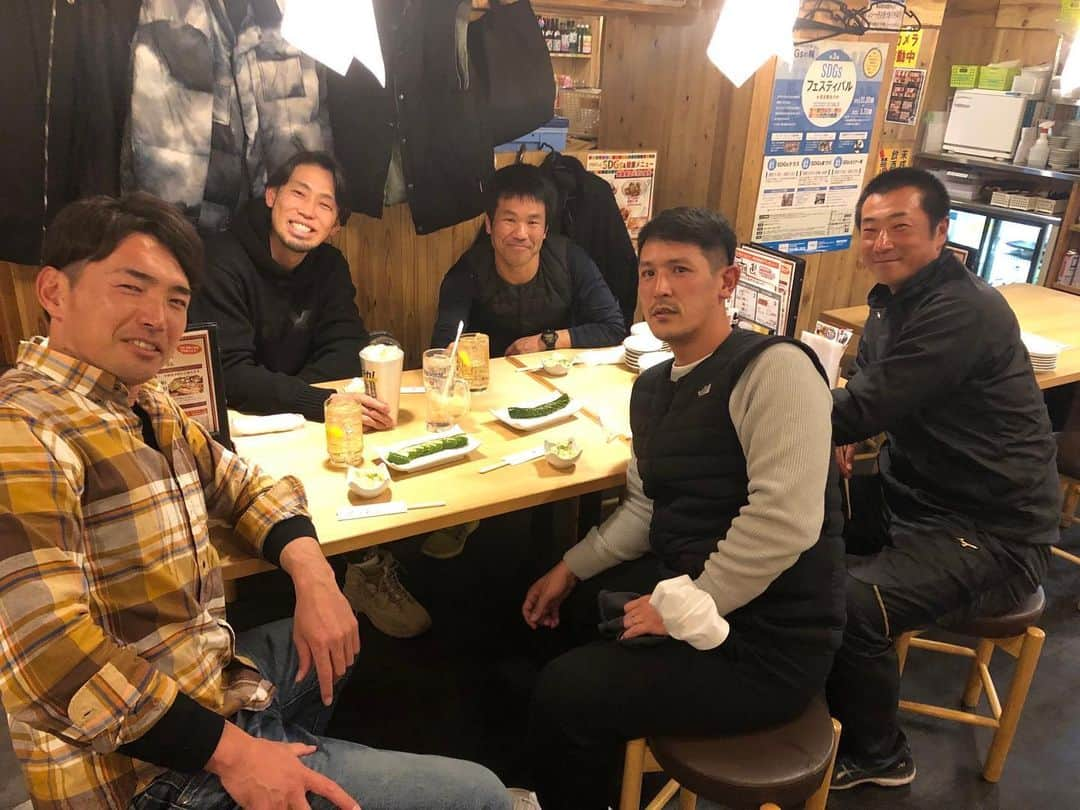 藤井淳志のインスタグラム：「年明け何年振りかに大学野球部の仲間と新年会😁 みんなそれぞれの道でバリバリ頑張っててリスペクトや😊 良い刺激もらって2023年は飛躍の年にするで〜😁 #藤井淳志#中日ドラゴンズ#筑波大学#硬式野球部#同級生ほとんど先生」