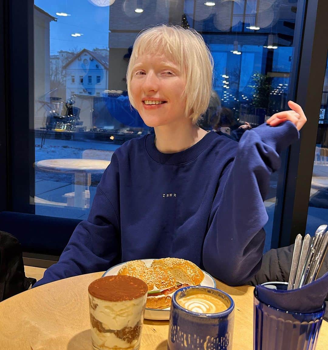 ナスチャのインスタグラム：「today’s day aesthetic 💙💛」
