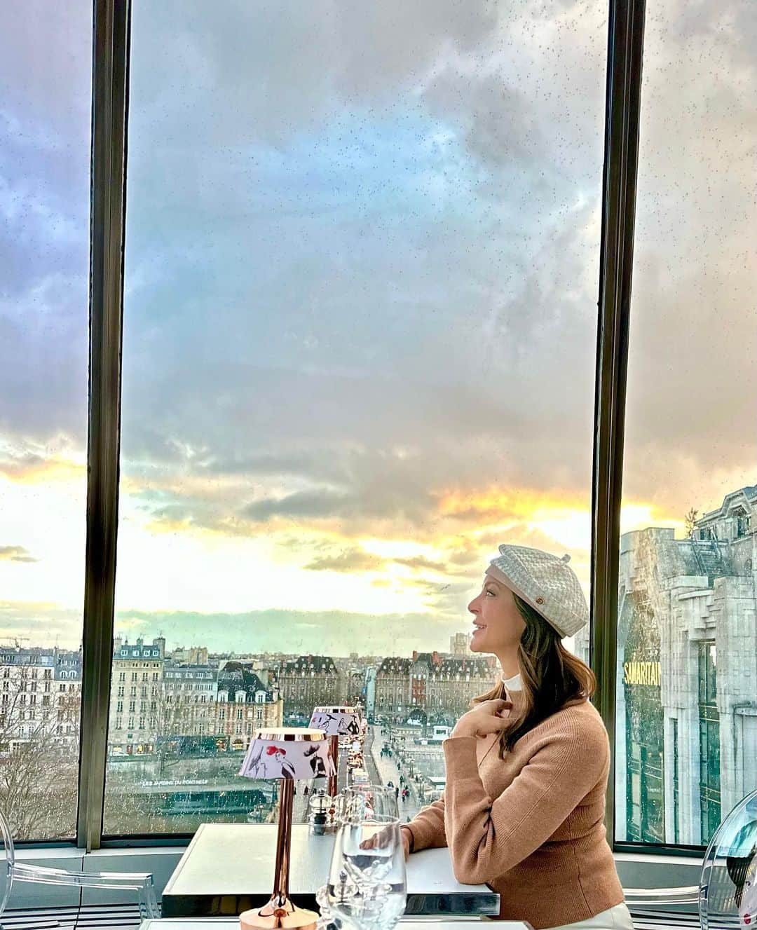 さんのインスタグラム写真 - (Instagram)「In-Seine View! Quick stop through #Paris (always a good idea😜) Next Stop: Florence 😃 #oohlala @kongparis @fsgeorgevparis」1月21日 23時20分 - evalarue