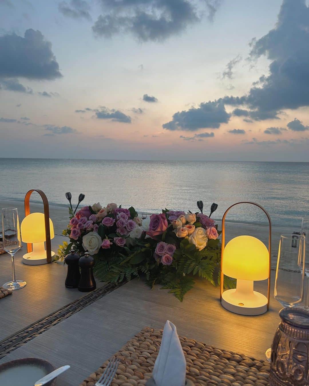 島田晴香さんのインスタグラム写真 - (島田晴香Instagram)「Maldivesの思い出🇲🇻  ホテルに着いた瞬間に サッポロビールを頂きました🍺 すごく美味しかったなぁ🤤  夕暮れの時間から ビーチで夕食を食べて 幸せな時間でした😌✨  もう既に恋しい🫠💓  もう少し、Maldivesの思い出あげていきますのでお付き合いください🐰」1月21日 23時26分 - shimadadesu_official