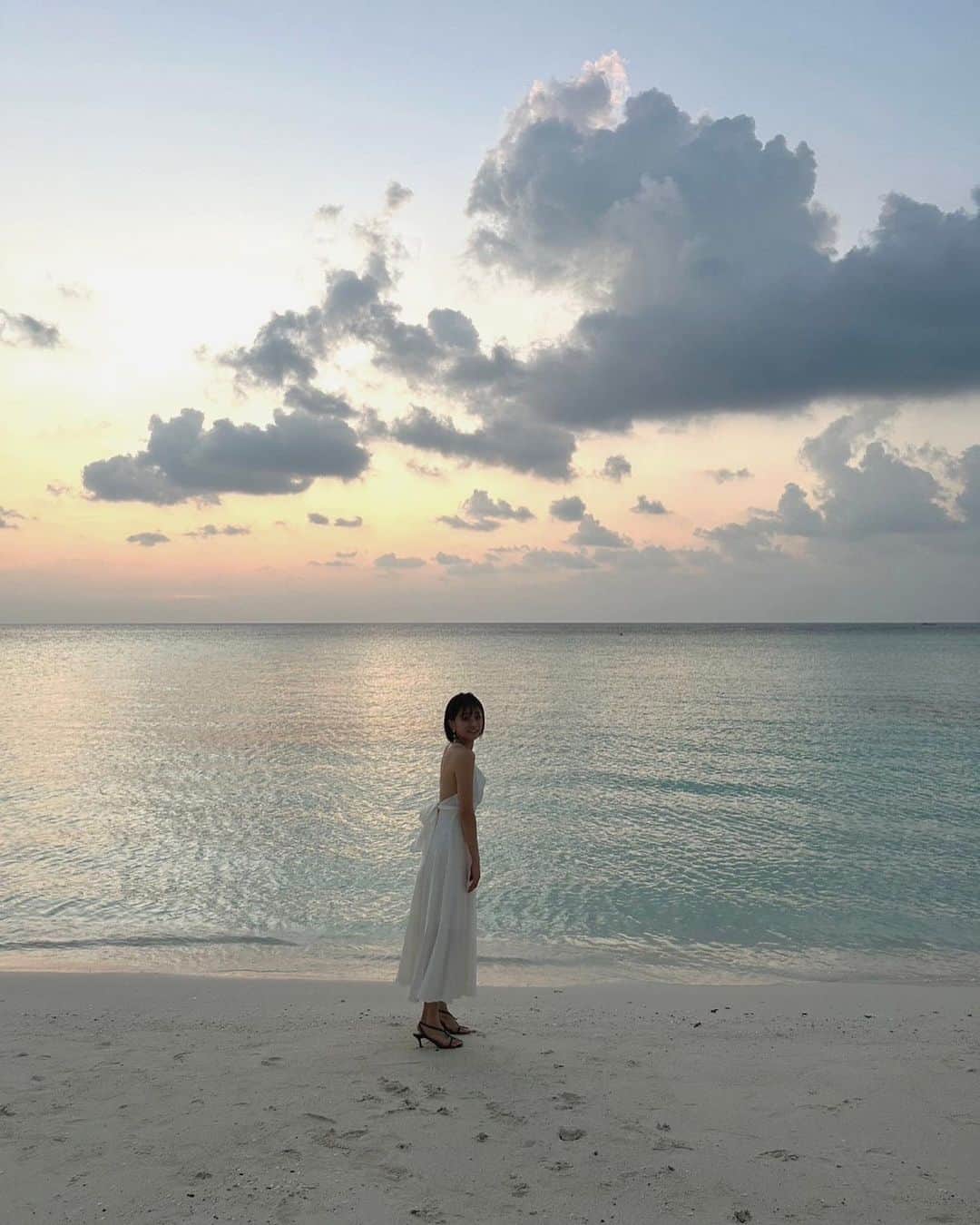 島田晴香のインスタグラム：「Maldivesの思い出🇲🇻  ホテルに着いた瞬間に サッポロビールを頂きました🍺 すごく美味しかったなぁ🤤  夕暮れの時間から ビーチで夕食を食べて 幸せな時間でした😌✨  もう既に恋しい🫠💓  もう少し、Maldivesの思い出あげていきますのでお付き合いください🐰」
