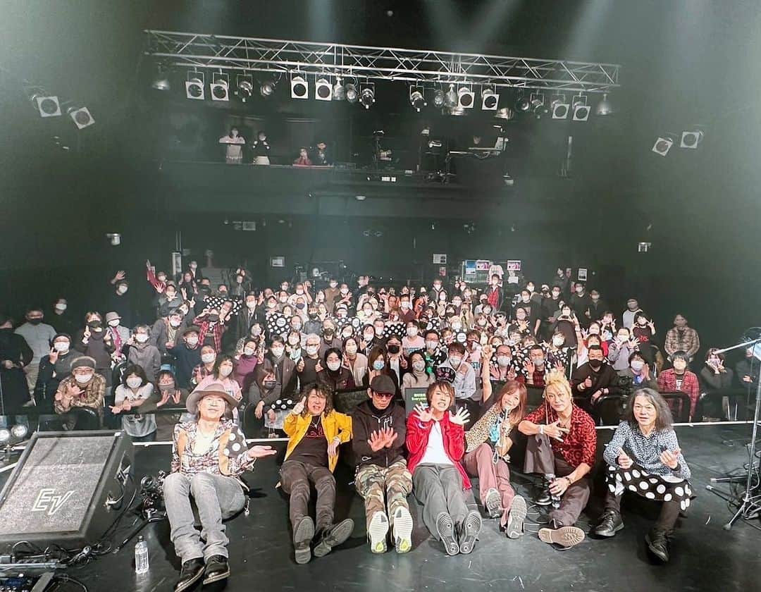 田村直美のインスタグラム：「田村直美35th＠ELL 楽しかったなぁ　終わっちゃったな ROCK魂炸裂の大人メンバー✨カッコいい❣️その音の中で歌える喜び！  ELLのしげさんに背中を押してもらってデビューに漕ぎ着けて35年　そのデビュー日1/21にELLでライブ　感謝でいっぱい しげさんも一緒に集合写真✌️  撮影okの曲見つけにいくね  はたのんも駆けつけてくれて〜やるよね ポケモンメザスタ　ダブルチェイン みんなで踊りました✌️  書きたいこといっぱい❣️でまとまらない また改めて書きます🤣」