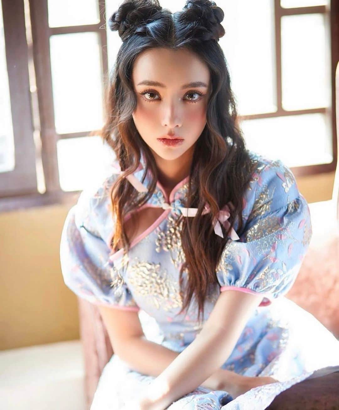 南鈴のインスタグラム：「チャイナ🇨🇳ハッピーニューイヤー🇹🇭💙🤍 #南鈴 #タイ女優 #thaiactress #タイモデル #thaimodel #タイ美人 #thaibeauty #ミスティーンタイランド #missteenthailand #missteenthailand2011」