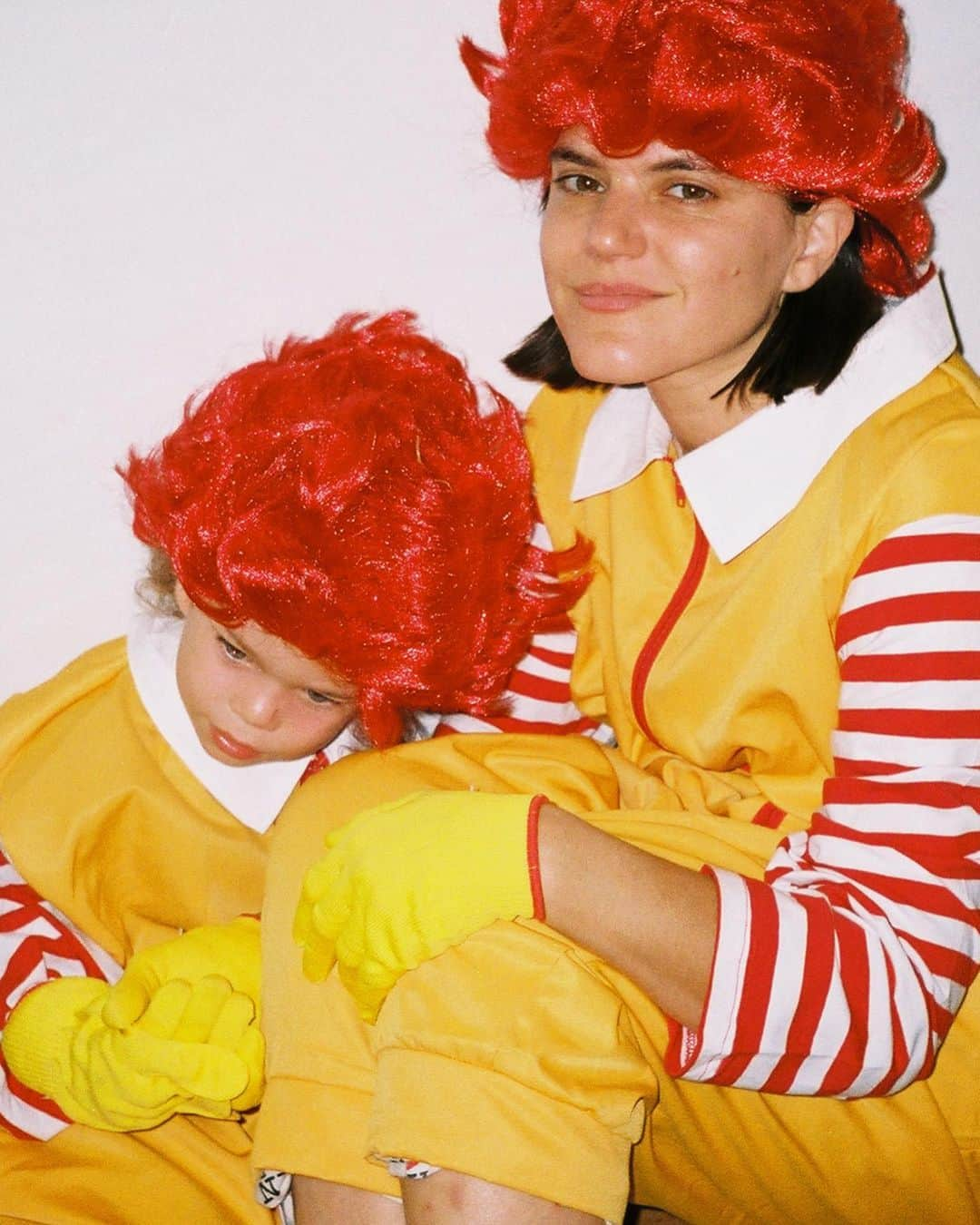 ソーコさんのインスタグラム写真 - (ソーコInstagram)「All love forever ♾️ 💛❤️💛❤️💛 Halloween edition against McDonald’s!  GO VEGAN All fun captured by our fave  @miriam_marlene #govegan #veganmom」1月21日 23時38分 - sokothecat