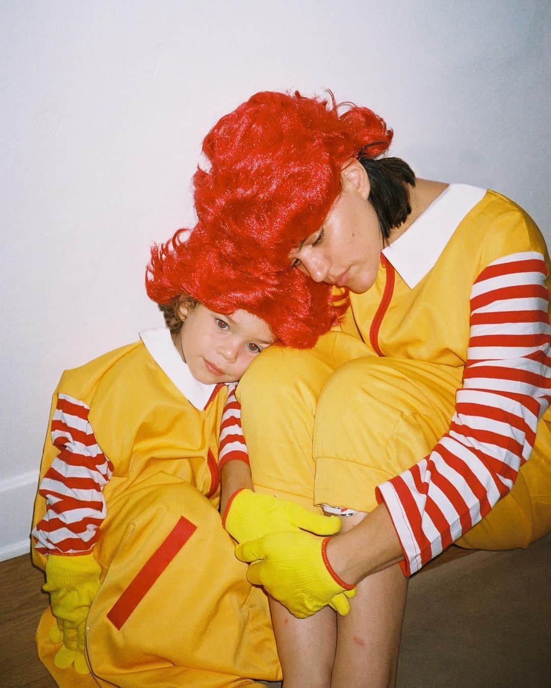ソーコのインスタグラム：「All love forever ♾️ 💛❤️💛❤️💛 Halloween edition against McDonald’s!  GO VEGAN All fun captured by our fave  @miriam_marlene #govegan #veganmom」