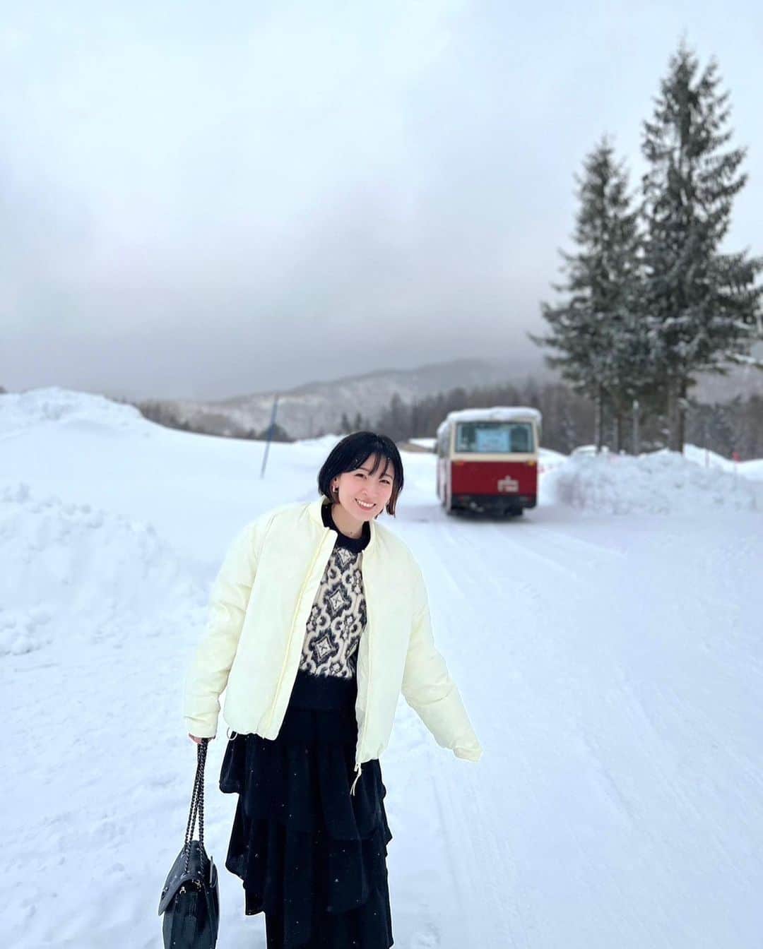福田朱子さんのインスタグラム写真 - (福田朱子Instagram)「☃️❄️ . . とてーーーーも雪景色☃️ . . . めっっっちゃ寒かったけど、真っ白だから景色も明るく見えて、気分は良かった☺️ . . 寒いからと思って、ムートンブーツ久しぶりに履いて👢✨ . . そしたらさ、忘れてたよ。 . . ムートンブーツって雪の上でめっちゃ滑るんだよね(๑°⌓°๑) . . 気をつけながら歩いて、スノーボード満喫して、 両手に荷物持って車に戻ってる時に、 . . あと少しってところで、 . どてーーーんっ🌬 . . 思いっきり尻餅＆肘？で受け止めて、ダイレクトに首肩に打撃💥 . . . . 来週は今までにないほどの大寒波が来るそうですね🥶 . . 東京も雪が降るとか降らないとか… . . 体調、転倒、気をつけましょうね⛑ . . #snow #雪景色 #雪化粧 #☃️ #赤いバス #レトロバス #bus #ムートンブーツ #気をつけて #japan #japanesegirl #japanesewinter #winter」1月21日 23時40分 - syuko29