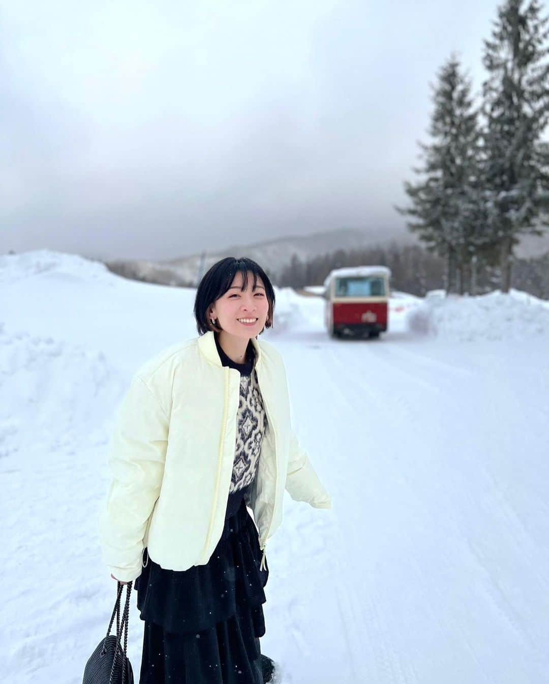 福田朱子のインスタグラム：「☃️❄️ . . とてーーーーも雪景色☃️ . . . めっっっちゃ寒かったけど、真っ白だから景色も明るく見えて、気分は良かった☺️ . . 寒いからと思って、ムートンブーツ久しぶりに履いて👢✨ . . そしたらさ、忘れてたよ。 . . ムートンブーツって雪の上でめっちゃ滑るんだよね(๑°⌓°๑) . . 気をつけながら歩いて、スノーボード満喫して、 両手に荷物持って車に戻ってる時に、 . . あと少しってところで、 . どてーーーんっ🌬 . . 思いっきり尻餅＆肘？で受け止めて、ダイレクトに首肩に打撃💥 . . . . 来週は今までにないほどの大寒波が来るそうですね🥶 . . 東京も雪が降るとか降らないとか… . . 体調、転倒、気をつけましょうね⛑ . . #snow #雪景色 #雪化粧 #☃️ #赤いバス #レトロバス #bus #ムートンブーツ #気をつけて #japan #japanesegirl #japanesewinter #winter」