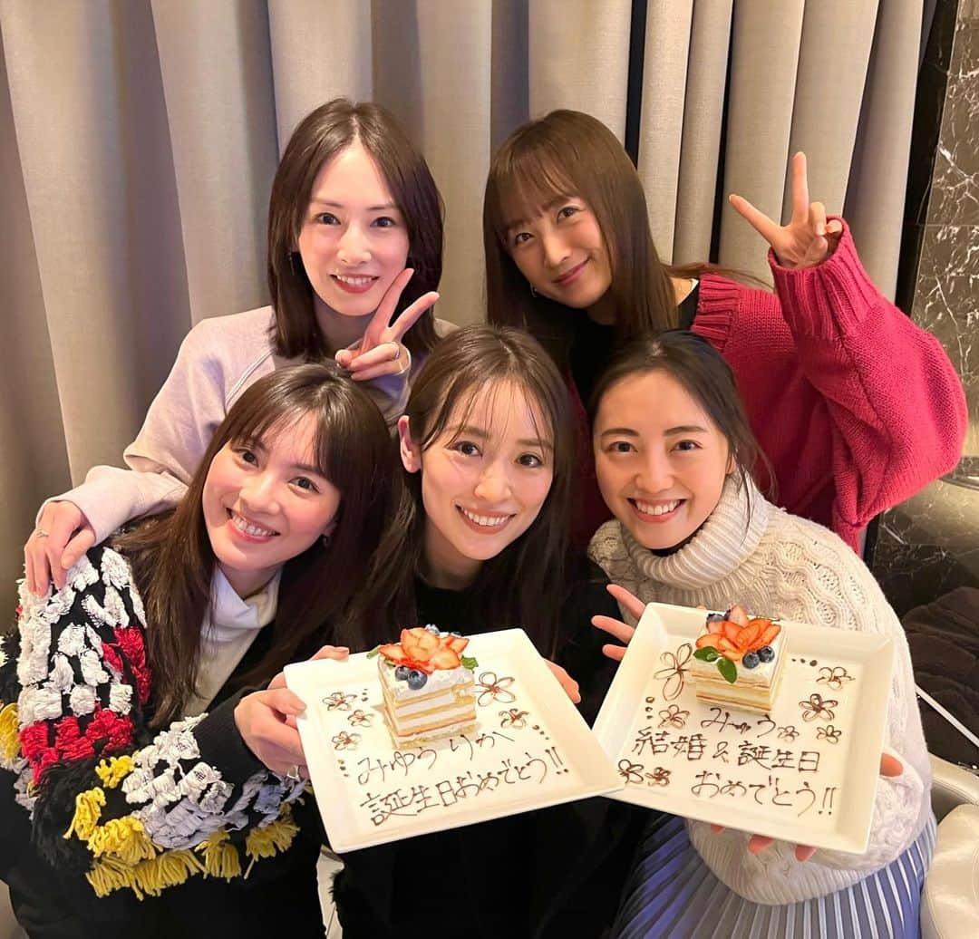 泉里香のインスタグラム：「久しぶりの大好きなみんなとの時間 出会って20年🌙 いつもありがとう💚💙💗❤️🧡 #sailormoon」