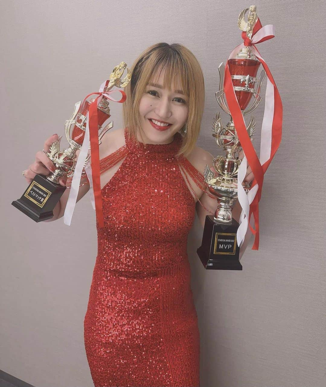 朱里のインスタグラム：「スターダムアワード2022  MVP ベストマッチ  受賞しました！！めちゃくちゃ嬉しいです😭  とりあえず先に報告だけ✨  #stardom #GE #Syuri #prowrestling #dress #beautiful #red #MVP」