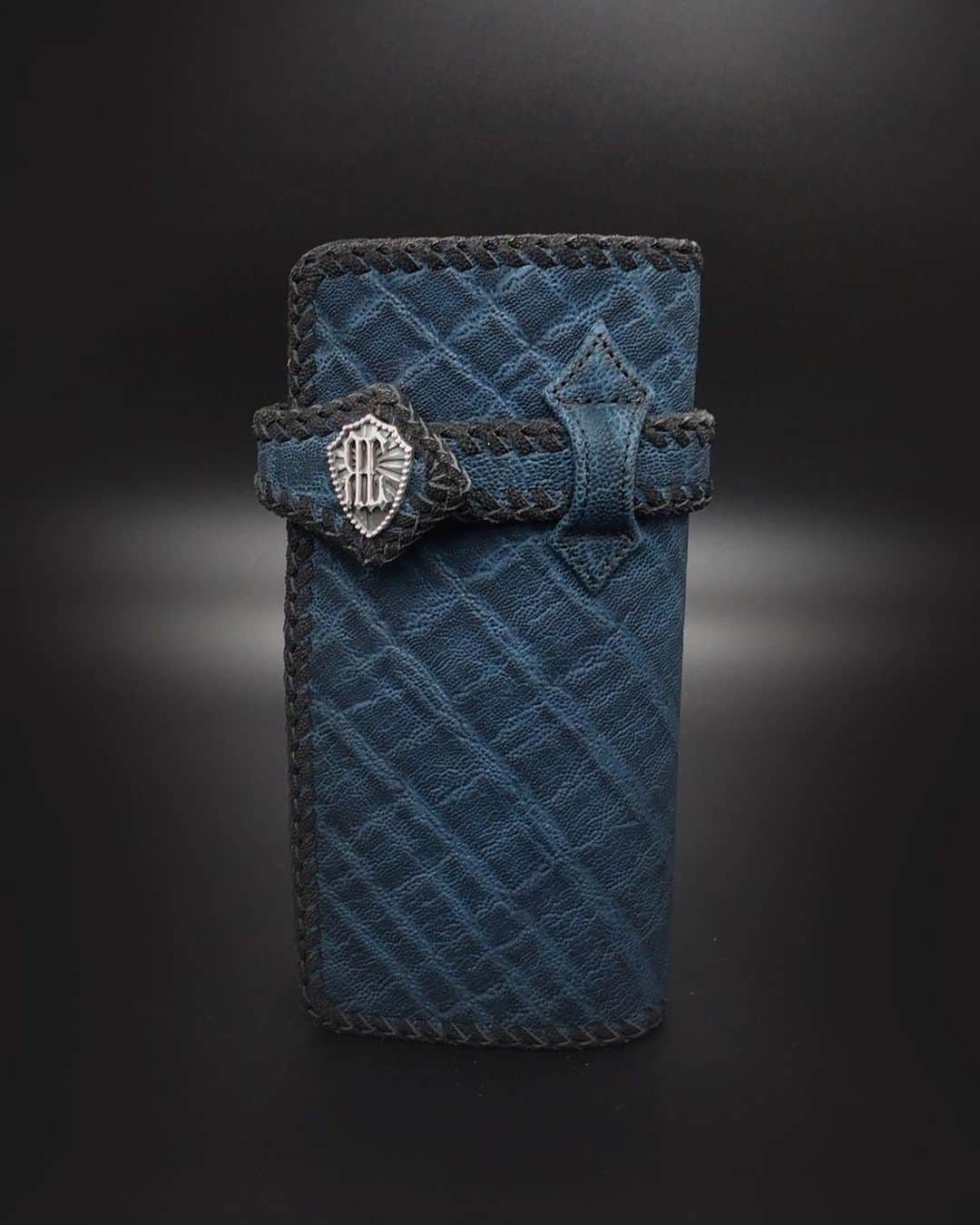 リザード・ヘッドのインスタグラム：「Draw the wild　Wallet Main Material：Elephant　BLUE Liner Material：Elephant　BLUE×Rugato shoulder Navy Blue Lace up：Elephant　Black  #leathercraft #wallet #handmade #rugat #blue #elephant #madeinjapan」