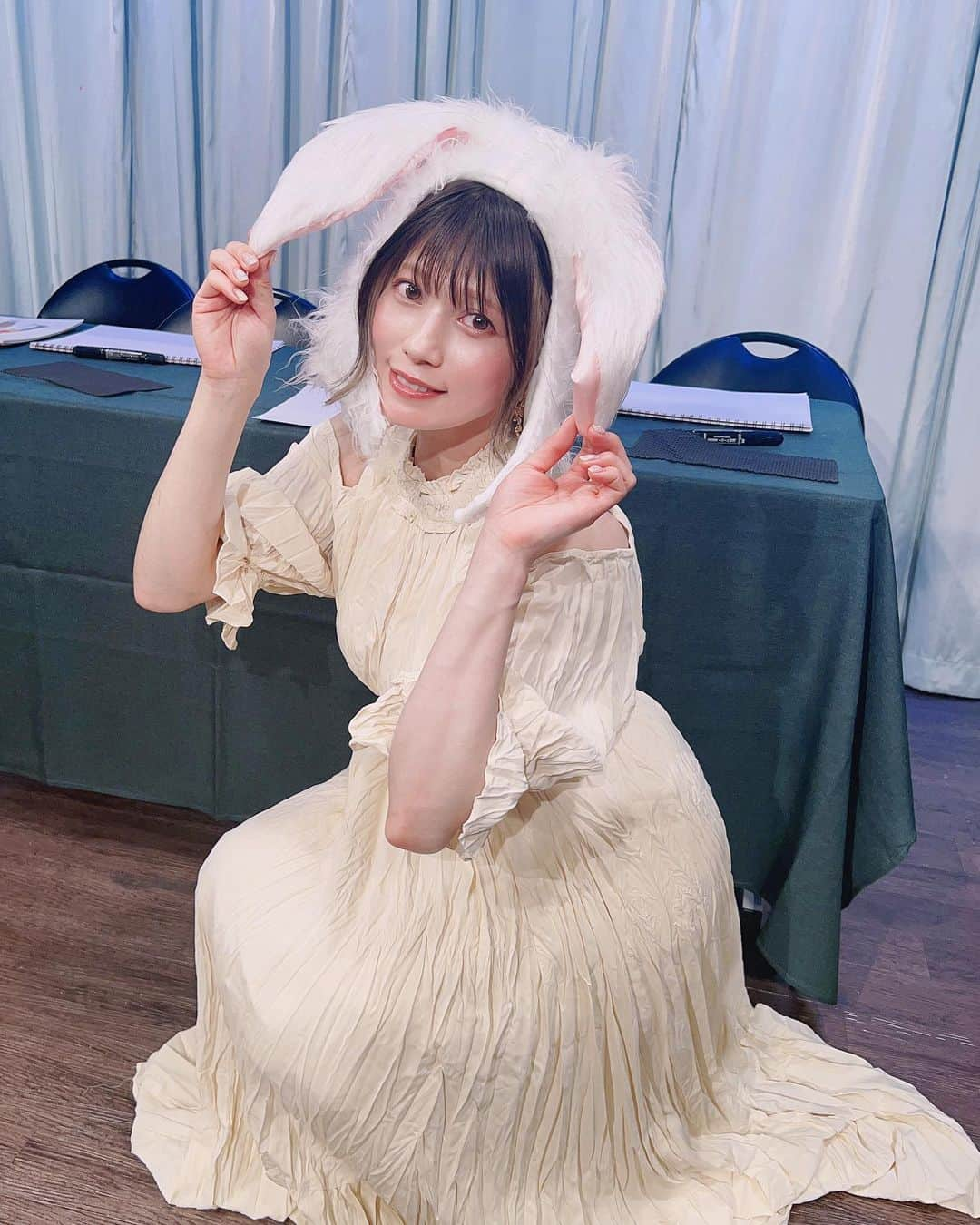 井川瑠音さんのインスタグラム写真 - (井川瑠音Instagram)「あみちゃん、改めて30歳のお誕生日おめでとう🎂🥂🤍  記念すべきイベントに呼んでくれて、大好きなメンバーと、会場に足を運んでくださった素敵な方々とお祝いをご一緒することが出来て幸せです🐰  るねにまでいただいたお手紙やプレゼントも大切にします、いつも本当にありがとうございます☺️  あみちゃんのクッキー美味しすぎたーーーーーー🍪︎💕︎（クッキー大好物）   #お誕生日 #イベント #生誕祭 #小林亜実 #うさぎ #兎 #兎年 #うさみみ #けもみみ #お揃いコーデ」1月22日 0時19分 - ikawarune