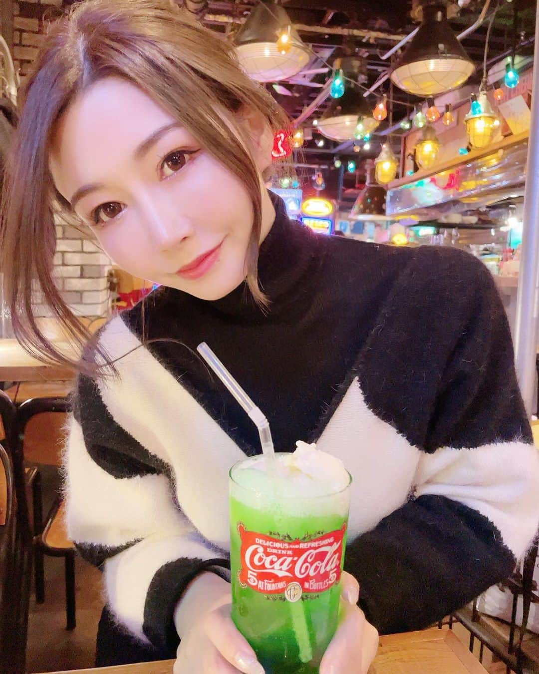 愛弓りょうのインスタグラム：「🍹🤭 2月1日の午後3時から10万人ヒョロワーさんありがとうのインスタライブします🤗 配信時間は決めてないので2月1日中は切ったり付けたりすると思います😁 タイミング合えば見に来てね🥰 ・ ・ ・ ・ #インスタライブ #初インスタライブ #インスタライブやります #10万人フォロワー達成記念 #愛弓りょう」