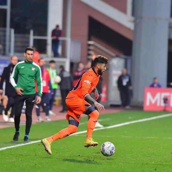 のインスタグラム：「O İstanbul Başakşehir clube do nosso craque @jr_caicara80 , venceu o Kasımpaşa fora de casa por 3x1 de virada, e assumiu a terceira colocação da Super Lig. Atrás apenas de Fenerbahçe e Galatasaray.  Parabéns Junior, excelente partida ! +3 hoje pra conta. 🦉#IBFK 🧡💙  #RomaSport #JuniorCaicara #Jc80」