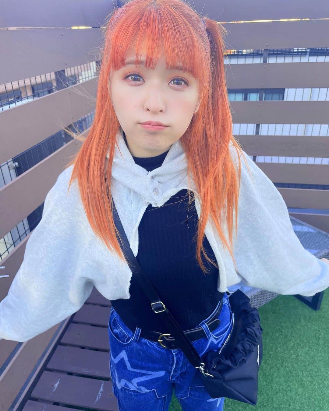 プー・ルイのインスタグラム：「野音に向けて！ 髪の毛もお顔も整えた記録🐖💨  ずっと持ってたけど着れてなかった 変な形の服も着てみた〜  みんな元気で生きれてるかい？ 風邪とか流行ってるから気をつけてね🥲」