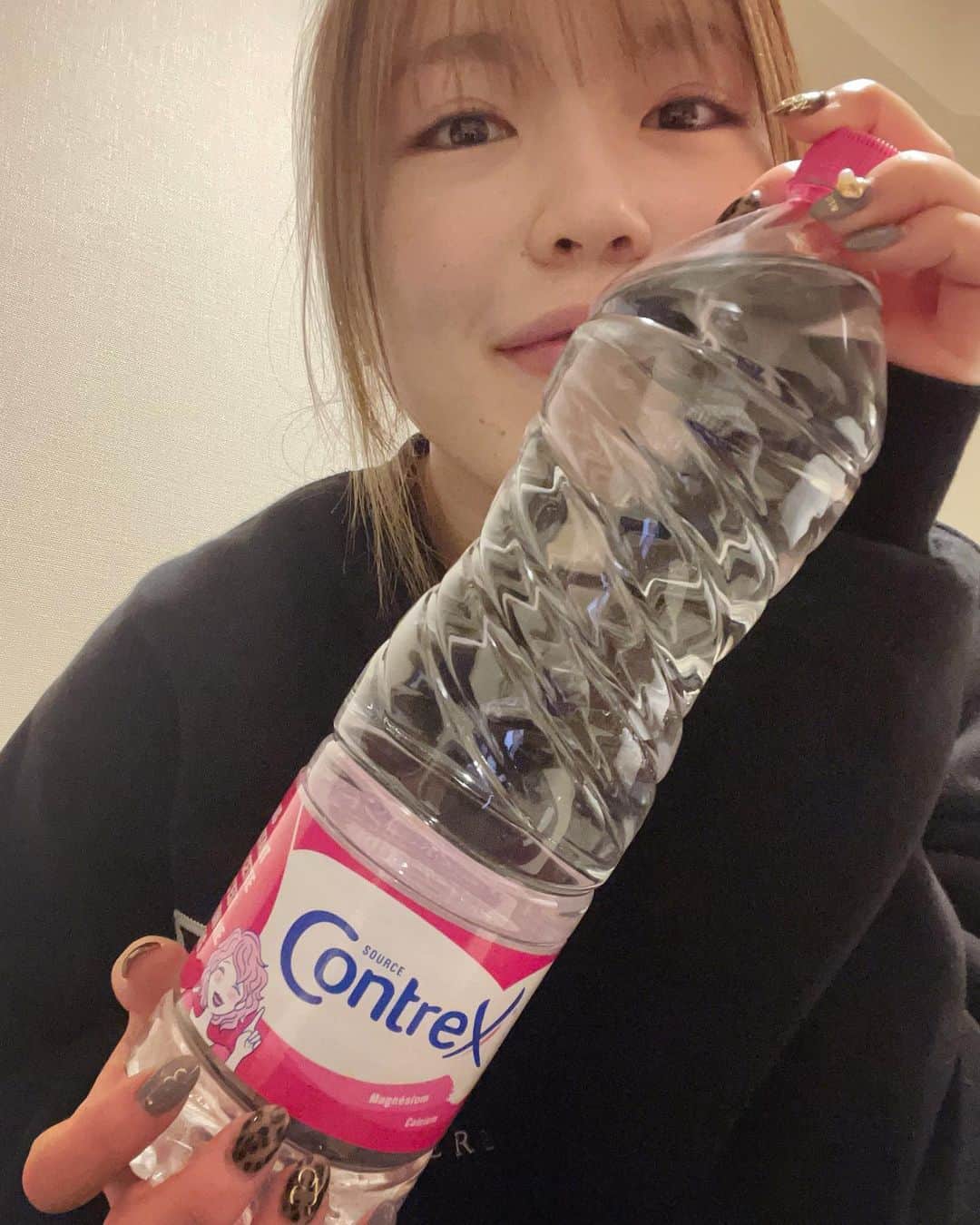 佐藤綾乃のインスタグラム：「コントレックスを飲んでる時と飲んでない時では、体の感覚が全然違う🫢  寒いと水分補給が不足になりがちなので、 たくさん飲むように心がけています☀️  みなさんもコントレックス試してみてください😊  #contrex #水分補給 #pr」