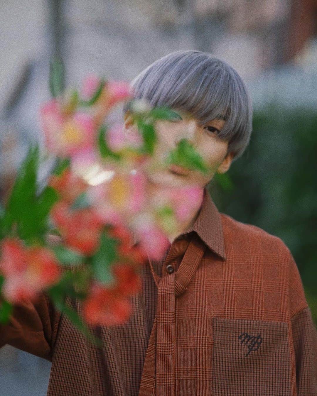 夢だんだんのインスタグラム：「🌺🌬. 🤷‍♀️ Which 1 D U like? [華が似合う女になれよってか？このやろー]って打って #最近さらに不眠症 #insomnia」