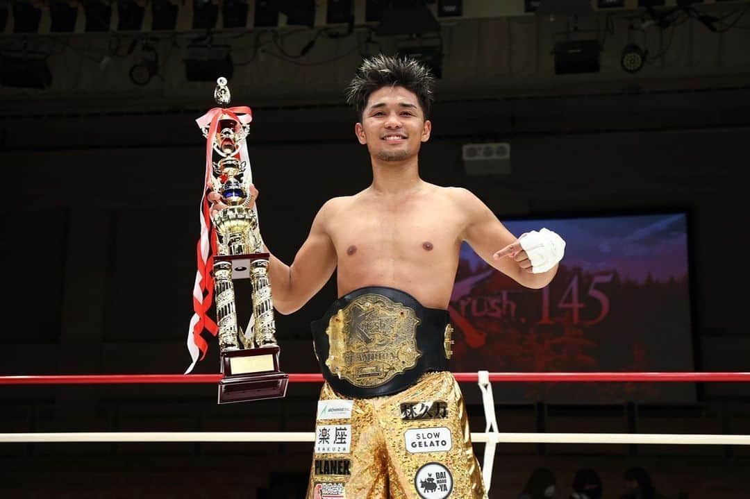 のインスタグラム：「皆さん昨日は応援ありがとうございました！ 対戦相手の里見選手ありがとうございました！  つまらないだの色んな声がありますが勝ったのは僕です。  強い奴が勝つんじゃない 勝った奴が強いんです  30超えてもまだまだいける 年齢はただの数字  皆さん応援ありがとうございました❗️  チャンピオンほ俺だ！！！  #kickboxing #チャンピオン #krush」