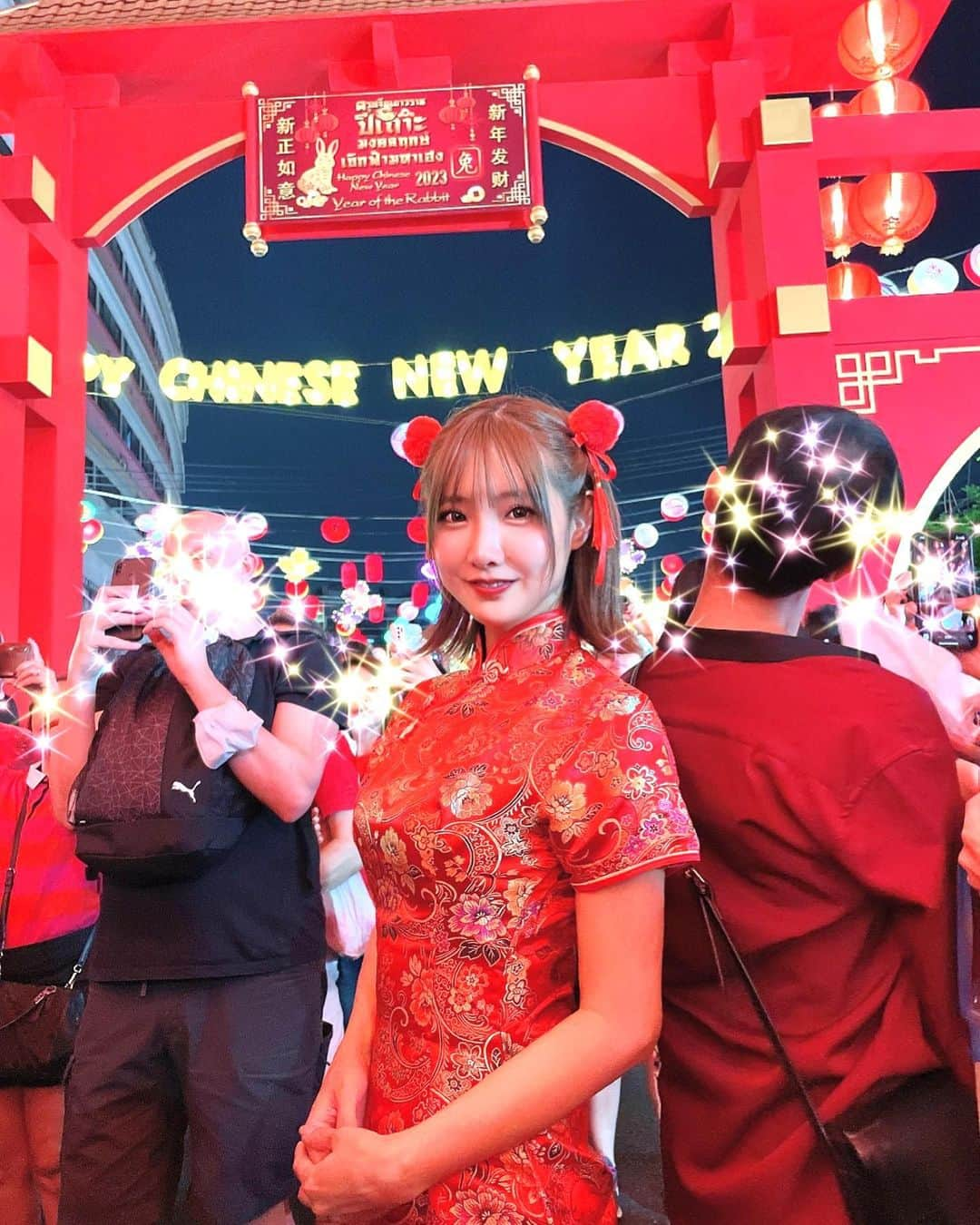 みまるのインスタグラム：「Chinese new year🇨🇳❤️  #chinesenewyear #ヤワラート  #みまる #mimaru #🇹🇭 #海外移住 #タイ #バンコク #タイ移住 #バンコク生活 #bangkok #thailand #海外生活  #海外旅行  #ナチュラルライフ #干物女 #自由人 #youtuber #バンコク情報  #みまるチャンネル #在タイ日本人 #在タイ #バンコク駐妻 #バンコク観光 #バンコク旅行 #チャイナドレス #旧正月 #春節」