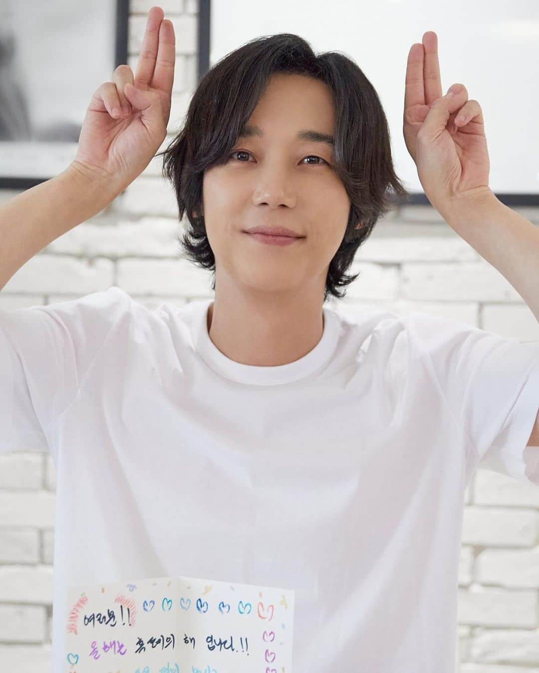 ユン・ジョンフンのインスタグラム：「⠀ 여러분, 새해 복 많이 받으세요!!🥰 ⠀ 키동이 고마워요.👍 ⠀ #새해 #복 ⠀」