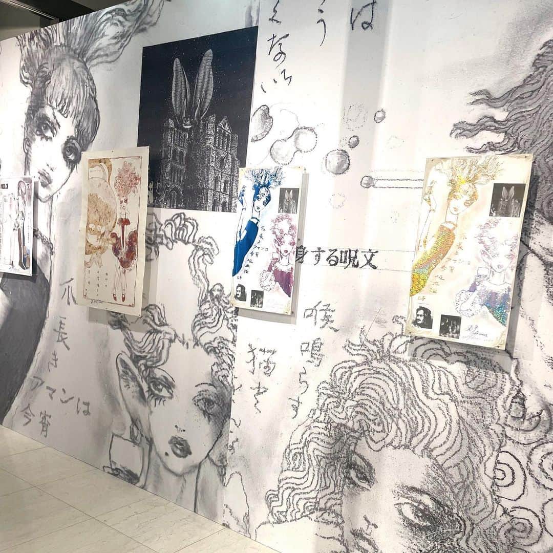 今村沙緒里のインスタグラム：「宇野亞喜良さんの個展へ！  新しいアイデアがいっぱいで 立体的な空間にワクワクしました💙  シルクスクリーンのポスターも大好き！ センスとユーモアと色気が溢れてます。 素晴らしい個展なので、ぜひ🦋  1月31日まで銀座gggギャラリーにて🎨  #illustration #art #아트 #宇野亞喜良 #サイケデリック #おすすめ」