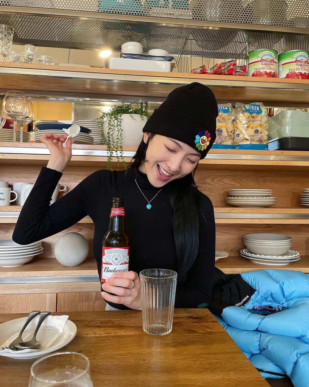 知英のインスタグラム：「새 해 복 많 이 받 으 세 요 🍺 🤍」