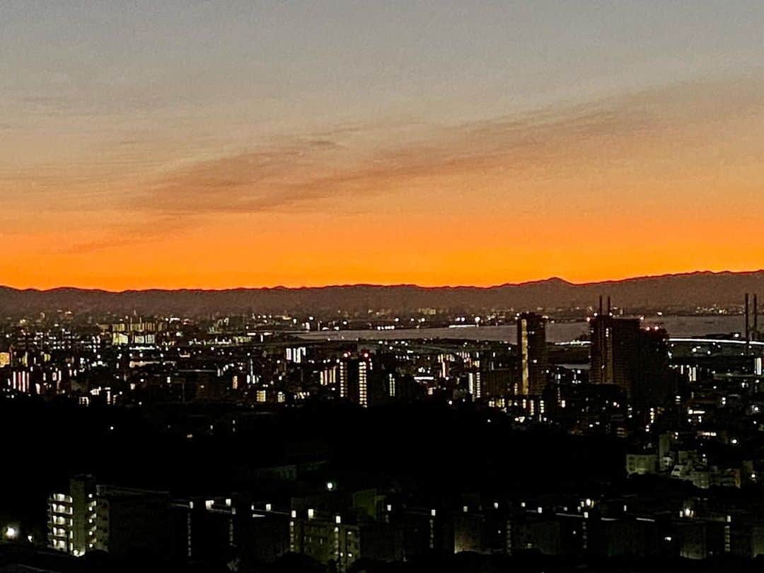 高羽そらのインスタグラム：「神戸の自宅から見た大阪湾の朝焼け。毎朝この景色を見ながら食べる朝食は最高。さて、もうすぐ日が昇るかな。 #あさやけの空」