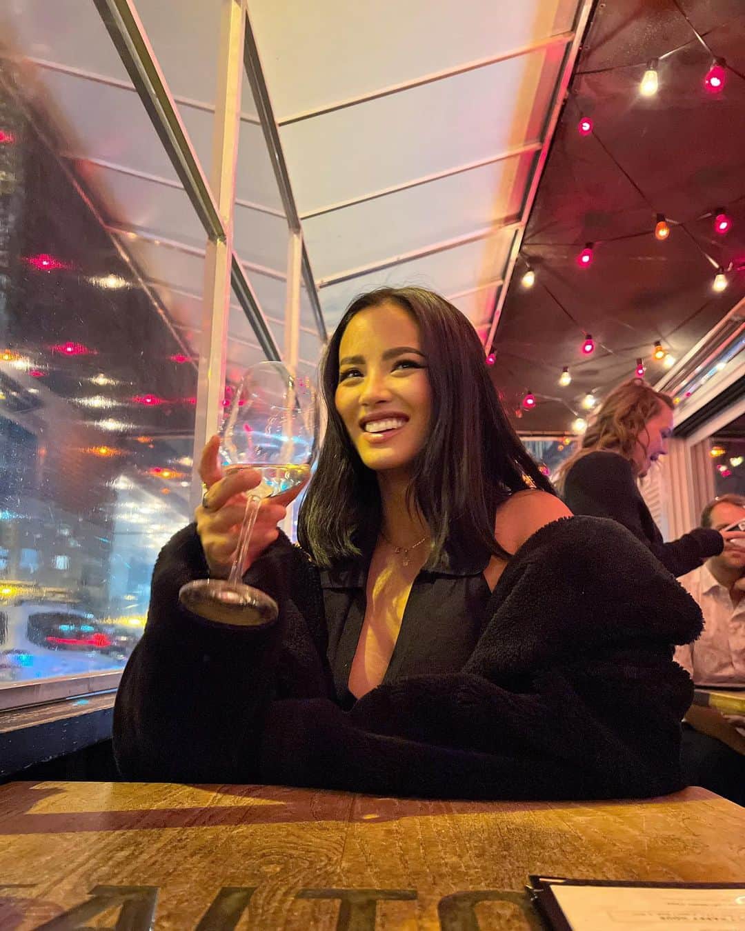 エマリン・エストラーダのインスタグラム：「she smiles! 😏」