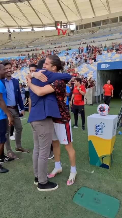フィリペ・ルイスのインスタグラム：「Aquele encontro inesperado que me enche de orgulho sempre com o carinho desse craque @filipeluis ⚽️  É muito legal ser referência e receber todo esse carinho!   📹 FLATV  #flamengo #filipeluis」
