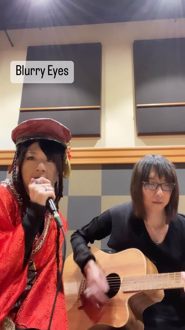 亜沙のインスタグラム：「Blurry Eyes/弾き語り #亜沙　#和楽器バンド　#asa #wagakkiband  #ラルクアンシエル　#ラルク #ブルーリーアイズ #90年代」