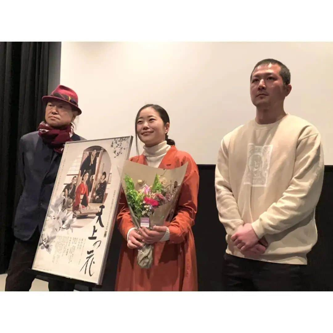 ぎぃ子のインスタグラム：「＼誕生日を祝っていただきましたっ／ 昨日は #シネマテークたかさき にて映画『 #天上の花 』の舞台挨拶がありました。本日も10時上映後登壇予定です。 登壇者 #片嶋一貴 監督 #間根山雄太 さん #ぎぃ子  昨日は登壇しませんでしたが、 照明技師の #堀口健 さんもご一緒です♪  そして、1月20日誕生日だったのですが、 シネマテークたかさき 支配人の#小林栄子 さんとスタッフの皆様より誕生日祝いの花束をいただきました……( ω-、) 嬉しすぎます。美しいお花たちだった。ありがとうございます！  シネマテークたかさきでは、 『#わたしのお母さん 』も12月に上映されていて #杉田真一 監督のサインも発見！  そして、2月24日より #玉田真也 監督 『 #そばかす 』が上映予定です。  12月から3ヶ月連続で出演作がかかっている映画館で登壇できたこと、そしてお祝いしていただいたことがとんでもなく幸せでした！  とても素敵な映画館なので、お近くの方はぜひ行ってみてください！ #群馬県 の#高崎駅 が最寄り駅です。 映画館の壁はほんとにたくさんのサインがあって楽しいですよ♪  #ミニシアター #映画館 #映画  #CRG #crgactors」