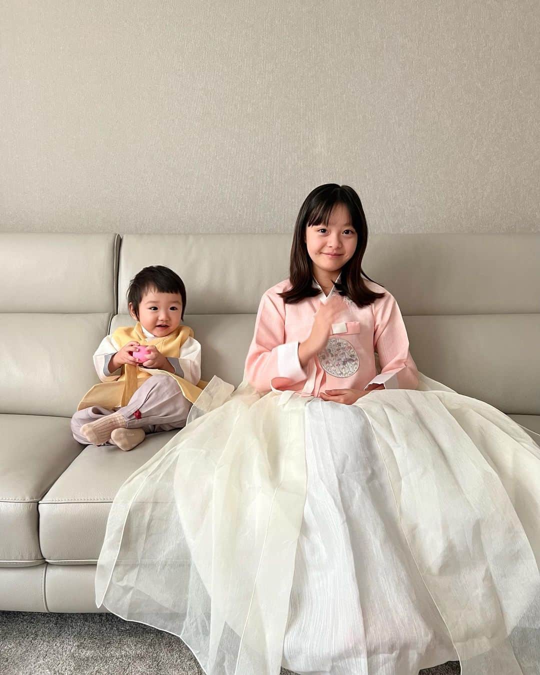 ジェウンさんのインスタグラム写真 - (ジェウンInstagram)「🐰2023년 새해에도 모두들 새해 복 많이 받으세요♥️♥️♥️  토끼띠인 재은이도 올한해 더욱더 멋지게 성장하는 해가 되도록 화이팅 한대요🐰💕  Happy new year❣️  . . #잰 #재은#토끼띠딸#로윤#소띠아기#재은로윤#열살차이남매#새해복#年女#ハンボク#韓国ベビー服#아기한복#남매한복」1月22日 9時20分 - jaen_mom
