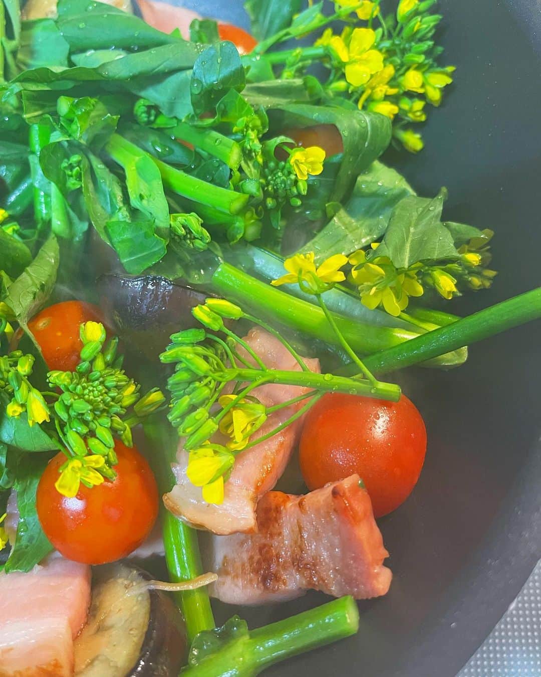 はるあんのインスタグラム：「はじめて食べたアスパラ菜！ 冷蔵庫にあるもので、さっと炒めものにしてみました♡  青菜っぽい味なのかな？と思ったら、味はアスパラ！なんかふしぎ〜。 そして炒めるとパッと緑がより強くなっていいかんじ！  なんか料理している間もかわいくて、写真パシャパシャ撮っちゃいました😊  知らないお野菜ってたのしーい🫶  #はるあん料理部」
