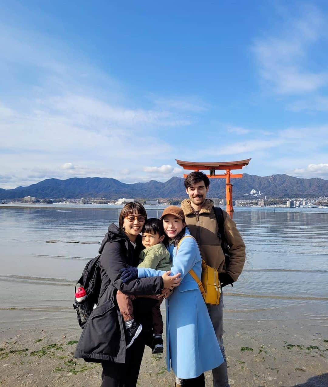 石井杏奈のインスタグラム：「宮島、ネコ島、錦帯橋！ ⛩😻🌉🇯🇵👌 . . #miyajima#neko#kintaikyo#japan#winter#family#friends#happy#grateful#ありがとう」