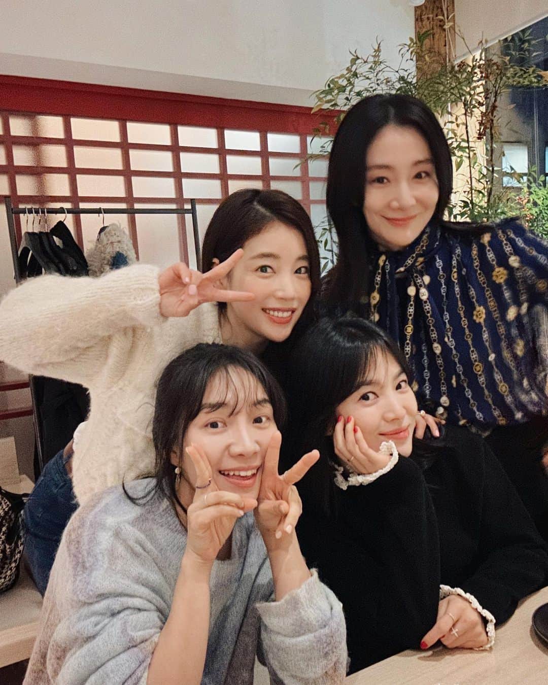 パク・ヒョジュのインスタグラム：「좋았던 시간, 종로의 밤🥂  #알록달록😉ㅎㅎ」