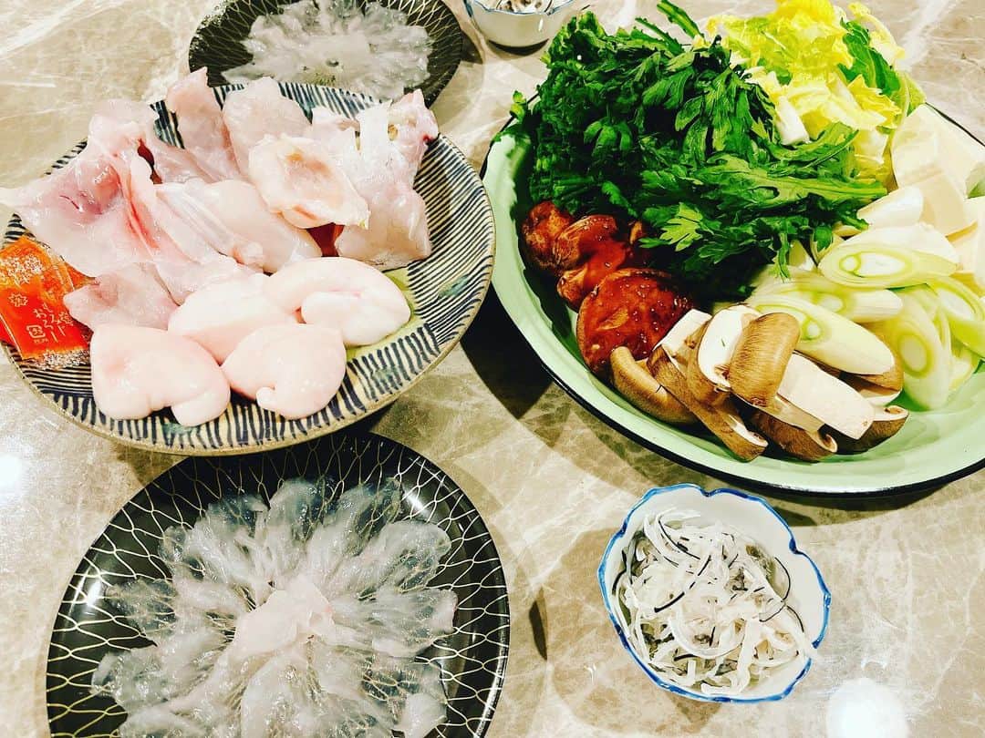 芳賀優里亜のインスタグラム：「バーバが送ってくれたふぐ鍋🐡  〆にうどんに白米に雑炊もして 流石に食べすぎました笑  美味しかった♡♡♡」