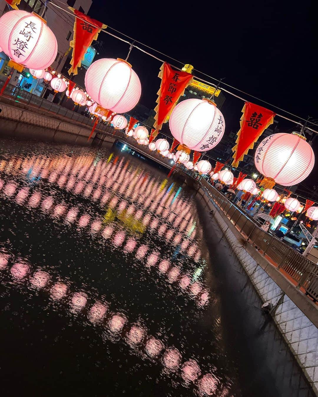 佐藤綾子さんのインスタグラム写真 - (佐藤綾子Instagram)「帰ってきたーー！！ 3年ぶりの長崎の冬の風物詩 ランタンフェスティバルが 開幕しました！ 冷たい雨が降る中 たくさんの方が訪れていました🏮 国際色豊かな長崎らしい おめでたいお祭りが帰ってきてくれて 私も嬉しいです！ ⁡ 極彩色に煌めく空間の中、 ただただかじかむ指。 宮﨑アナが背中に貼ってくれた カイロがなければ危なかったです❄️ あす月曜のJチャン長崎で 点灯式やまちなかの様子をお伝えします！ ⁡ あいにくの雨、 でも濡れた石畳に映る ランタンの灯りも おつですよ🫶 ⁡ #長崎ランタンフェスティバル #長崎 #ランタンフェスティバル #nagasaki #スーパーJチャンネル長崎 #ncc #長崎文化放送 #アナウンサー」1月22日 22時05分 - satoaya_ncc