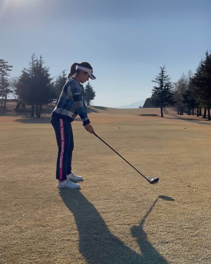 山口すず夏のインスタグラム：「・  ドライバーと3W🏌🏼‍♀️🍂 ここ最近ショットが だいぶ安定してきたの嬉しい☺︎  まだまだがんばるぞ🔥  ・ #golf#golfswing#ドライバー#3w #ゴルフスイング#スイング動画」